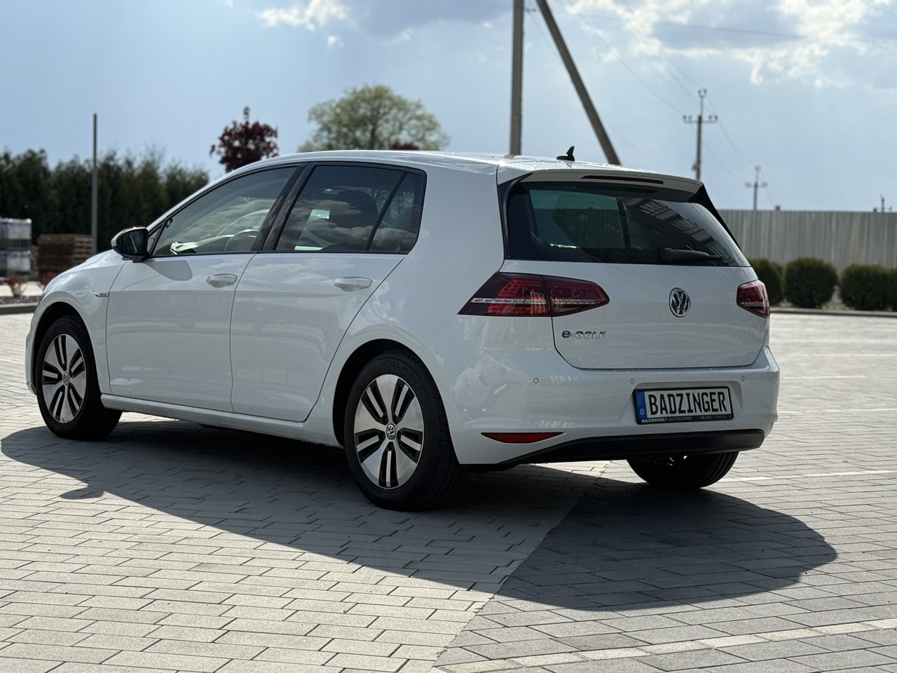 Фото - Volkswagen E-Golf #4