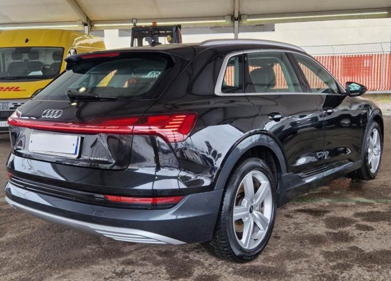 Фото - Audi E-tron #2