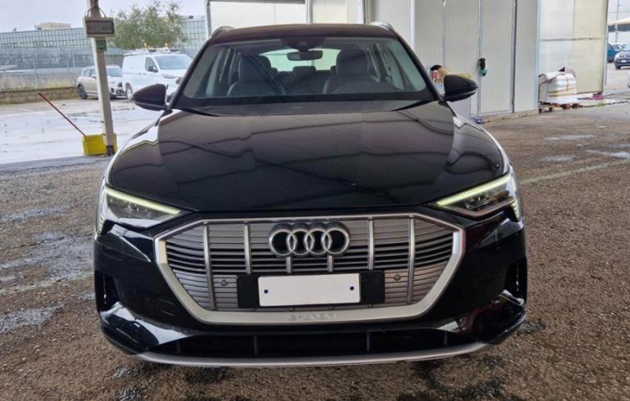 Фото - Audi E-tron #4