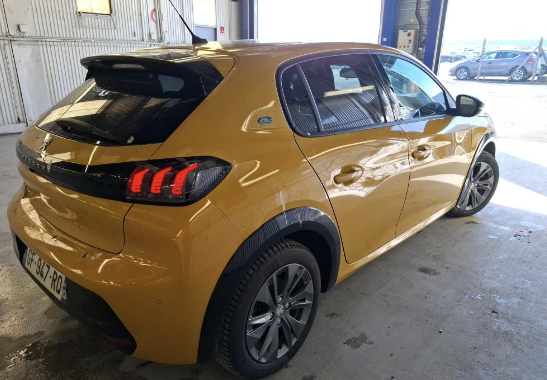 Фото - Peugeot E-208 #4