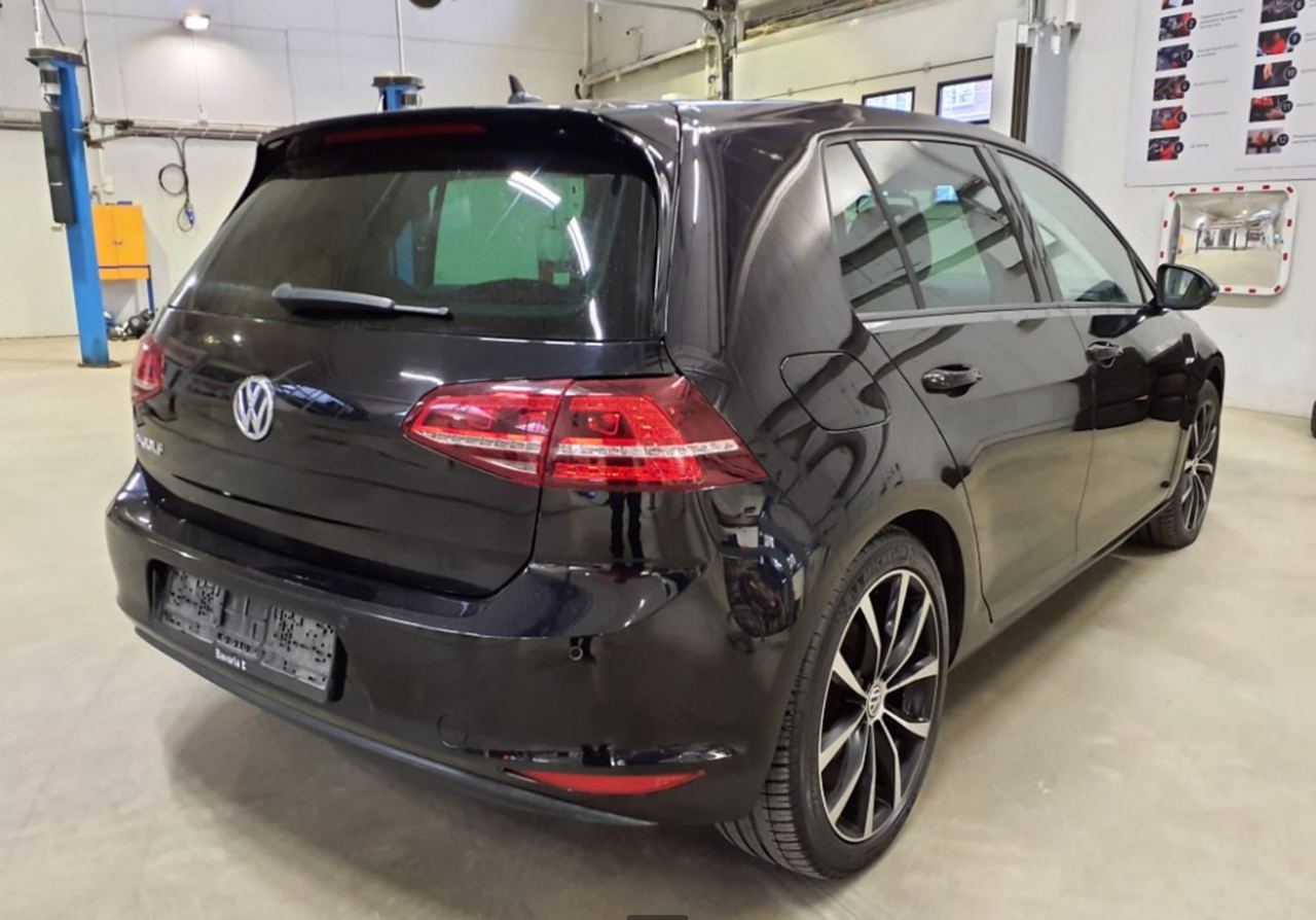 Фото - Volkswagen E-Golf #3