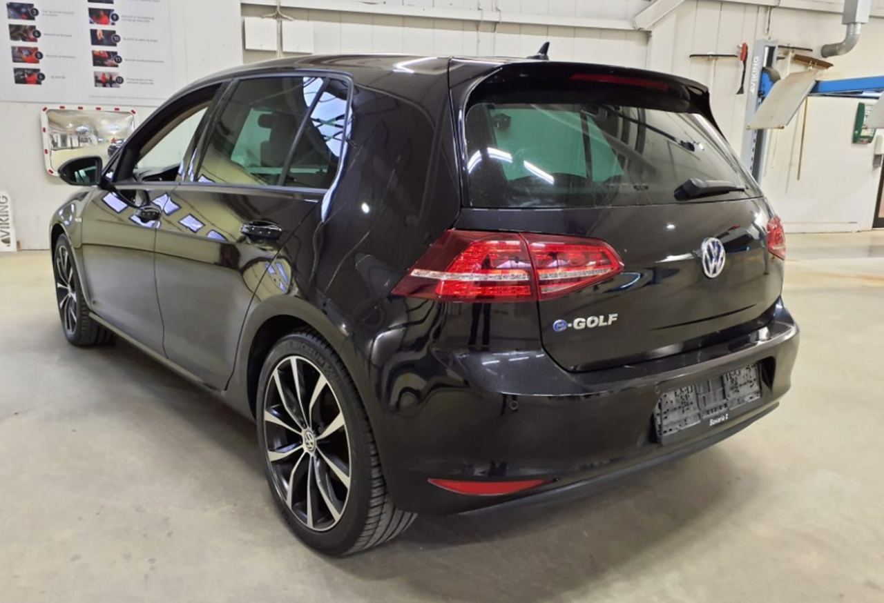 Фото - Volkswagen E-Golf #4