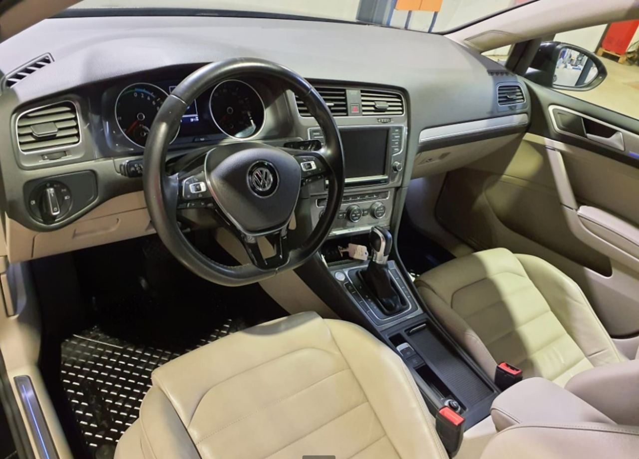 Фото - Volkswagen E-Golf #6