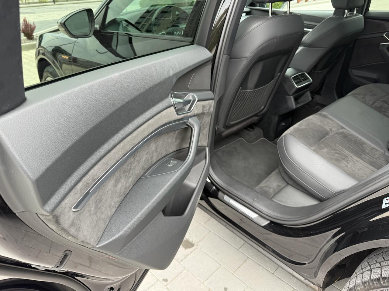 Фото - Audi E-tron #7