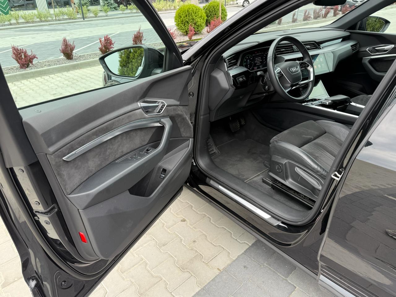 Фото - Audi E-tron #6