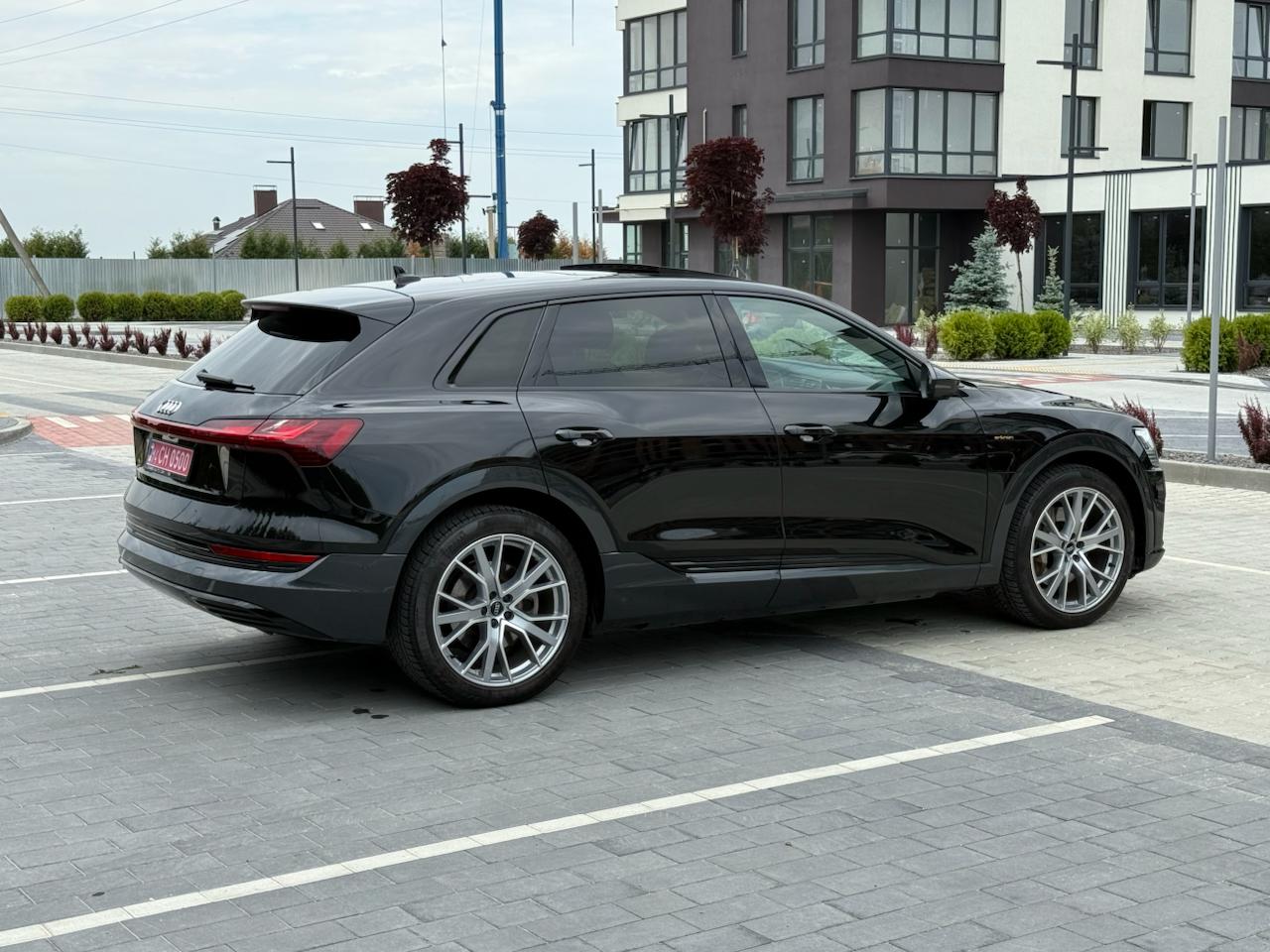Фото - Audi E-tron #2