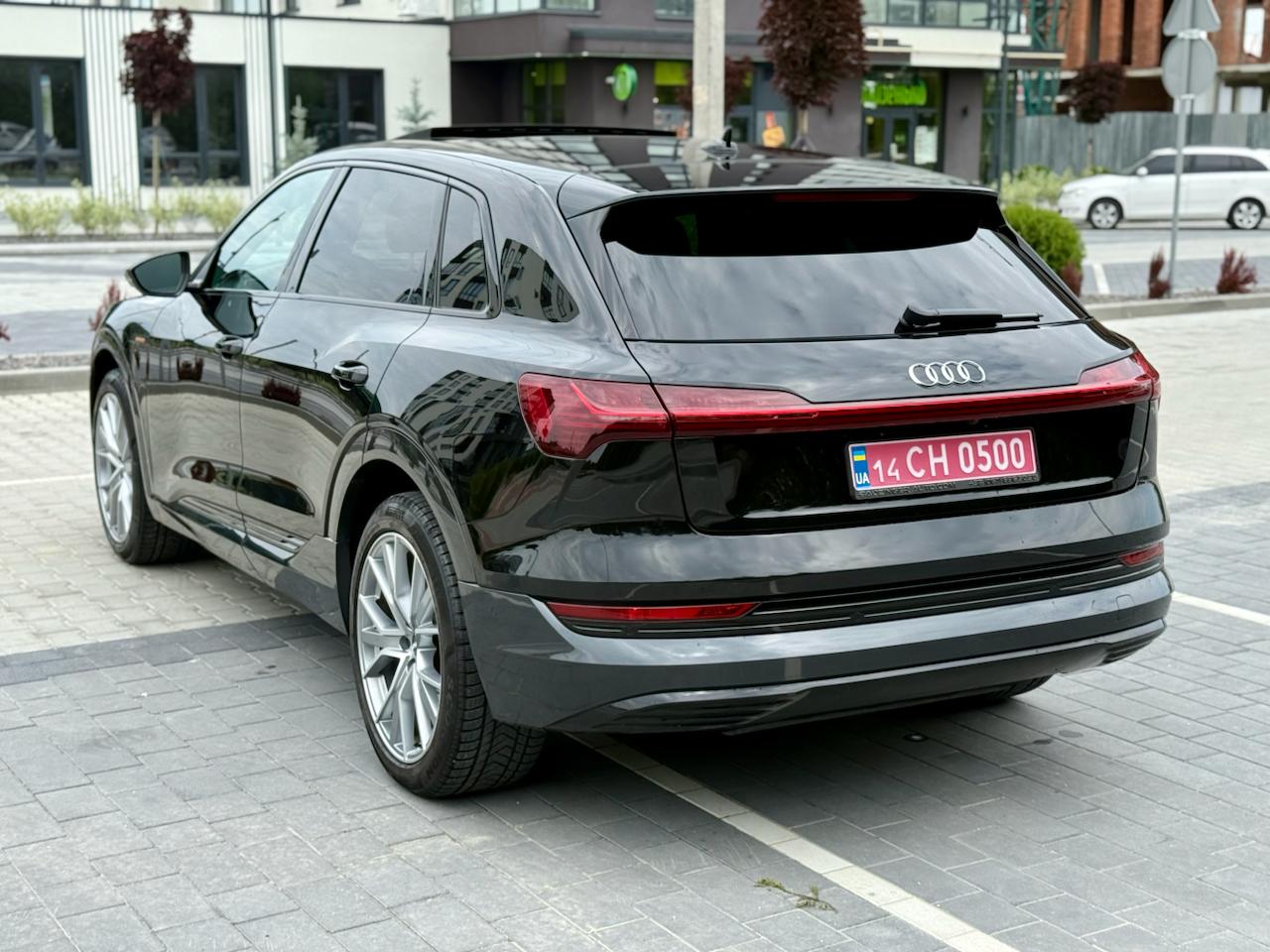 Фото - Audi E-tron #3
