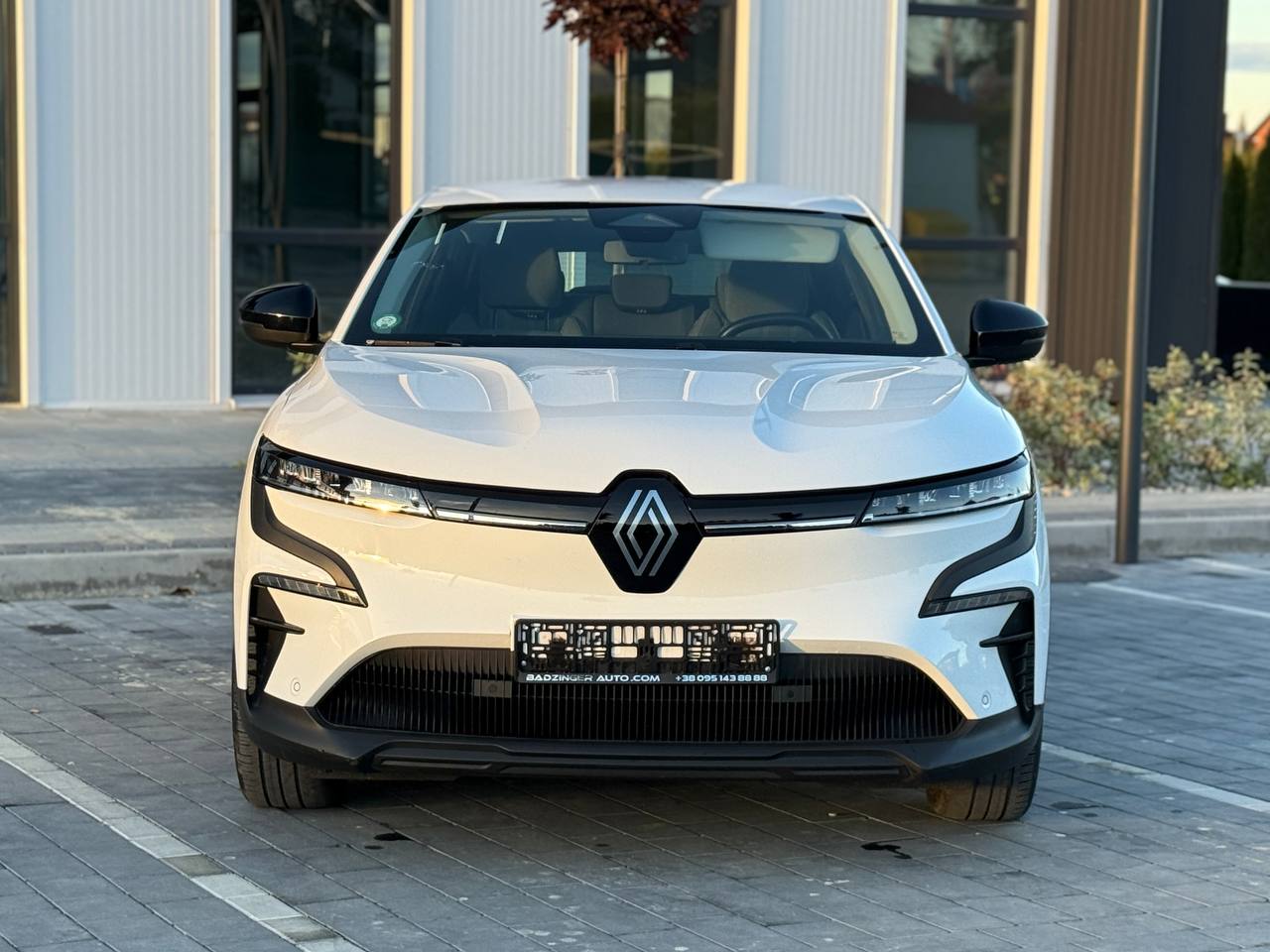 Фото - Renault Megane E-Tech #2