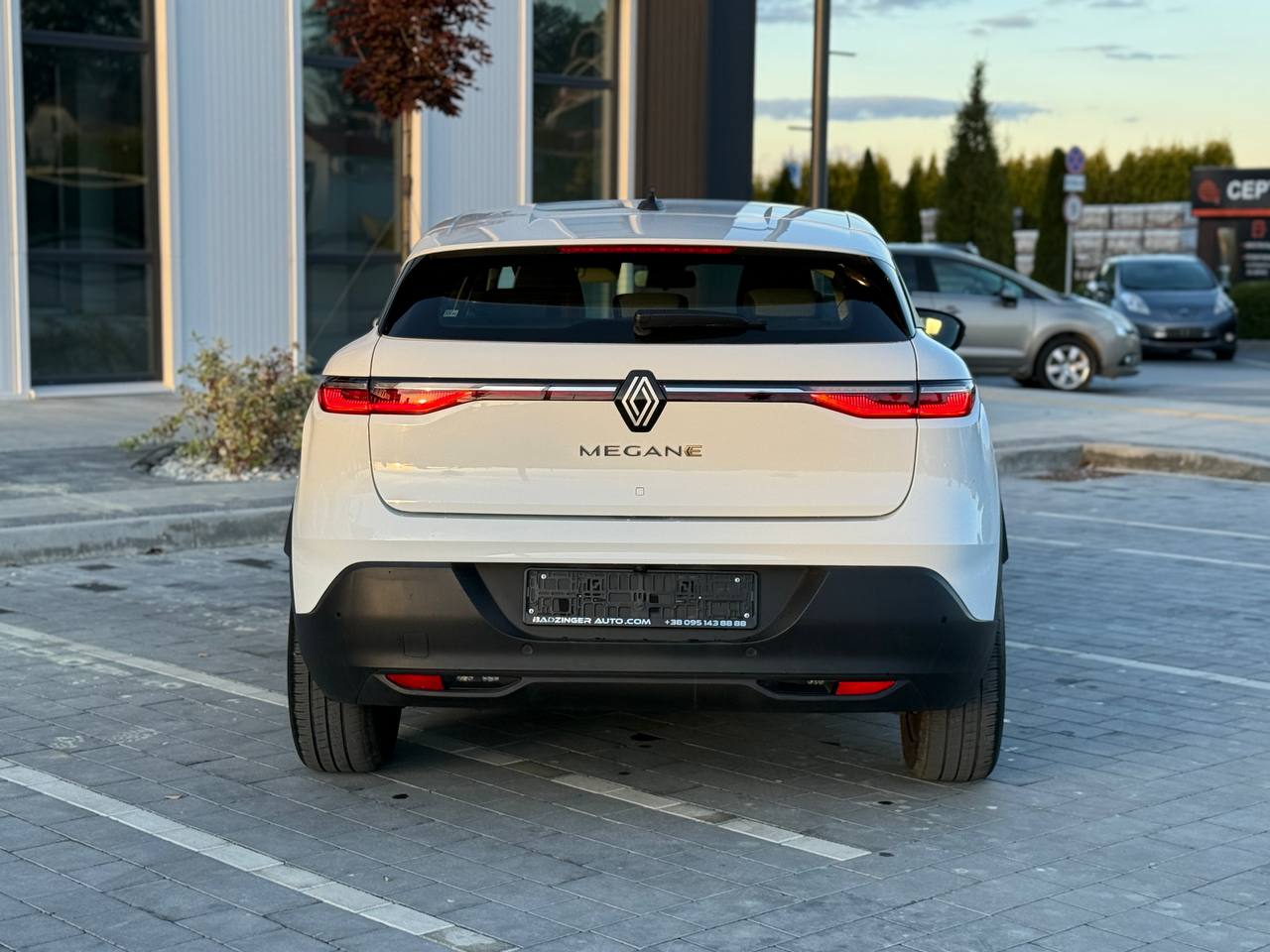 Фото - Renault Megane E-Tech #4