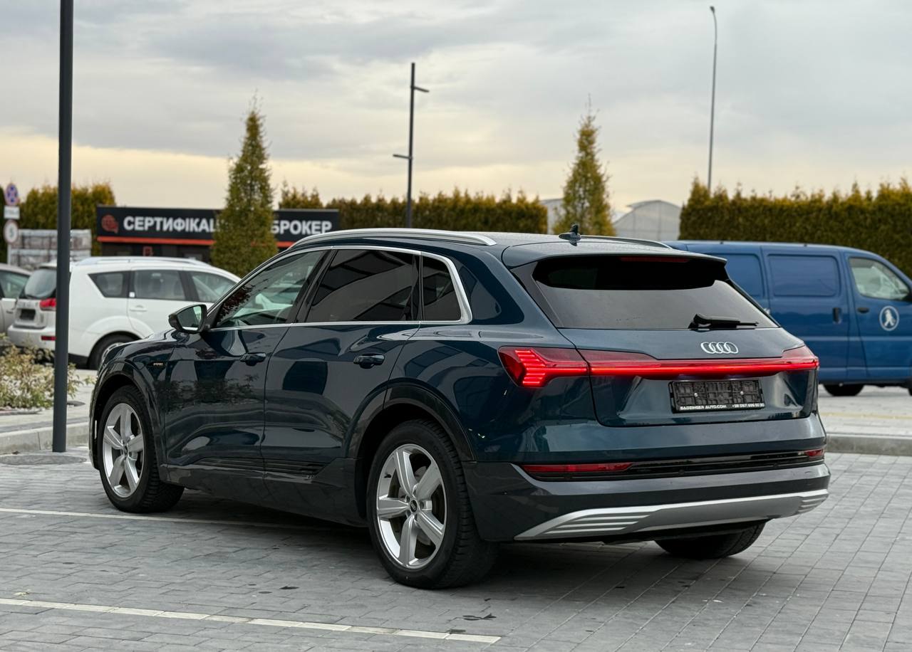 Фото - Audi E-tron #6