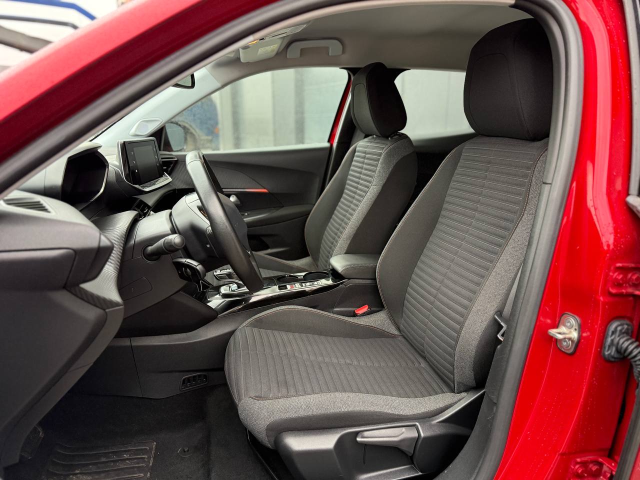 Фото - Peugeot e-2008 #9