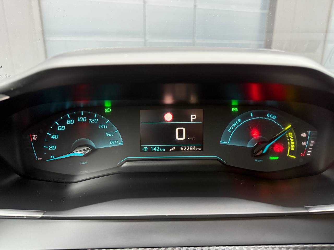 Фото - Peugeot e-2008 #10