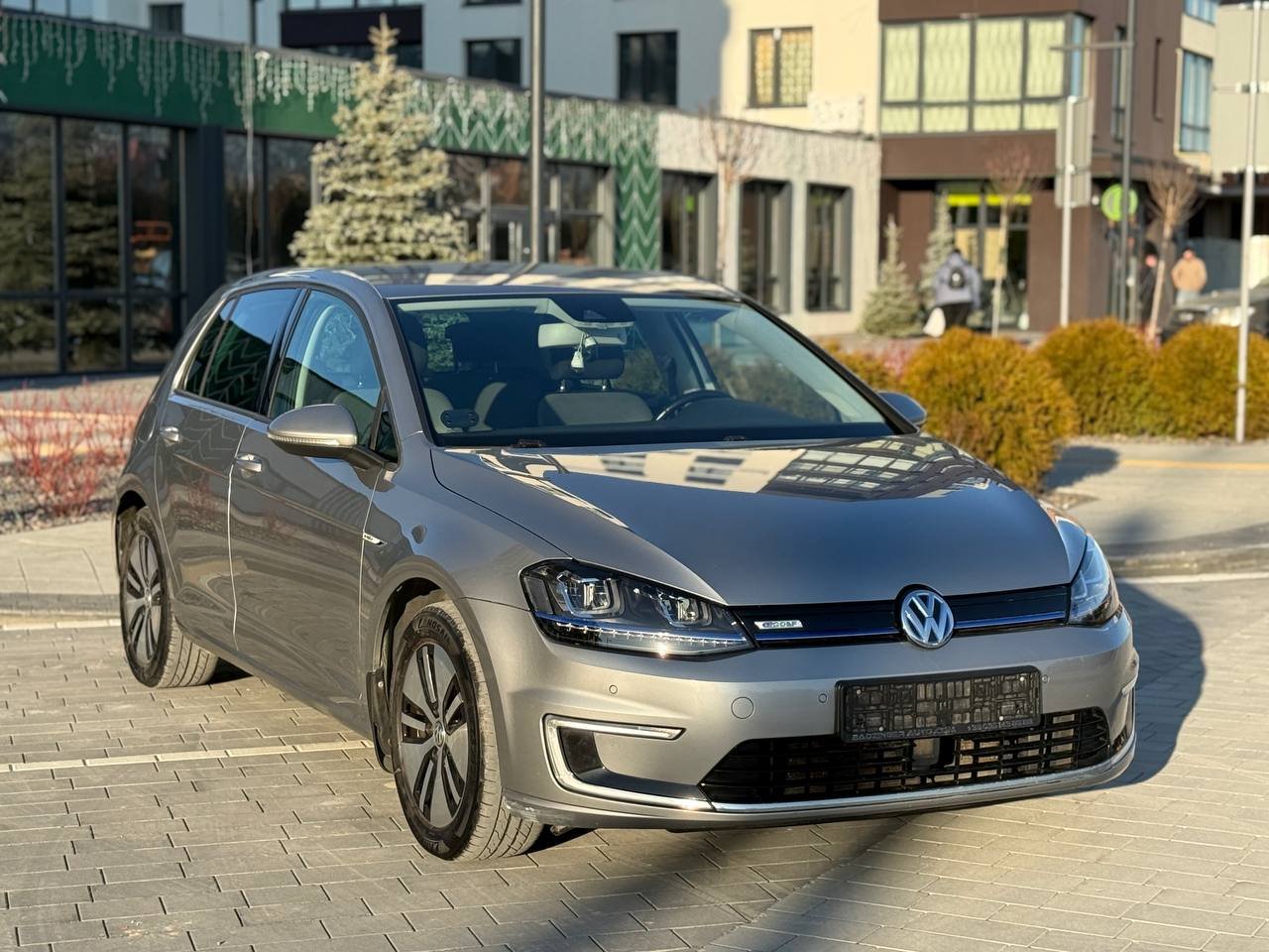 Фото - Volkswagen E-Golf #3