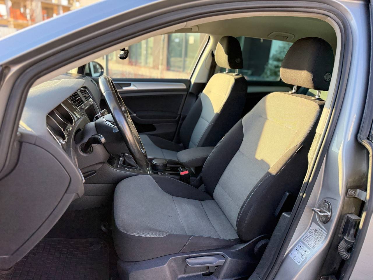 Фото - Volkswagen E-Golf #8