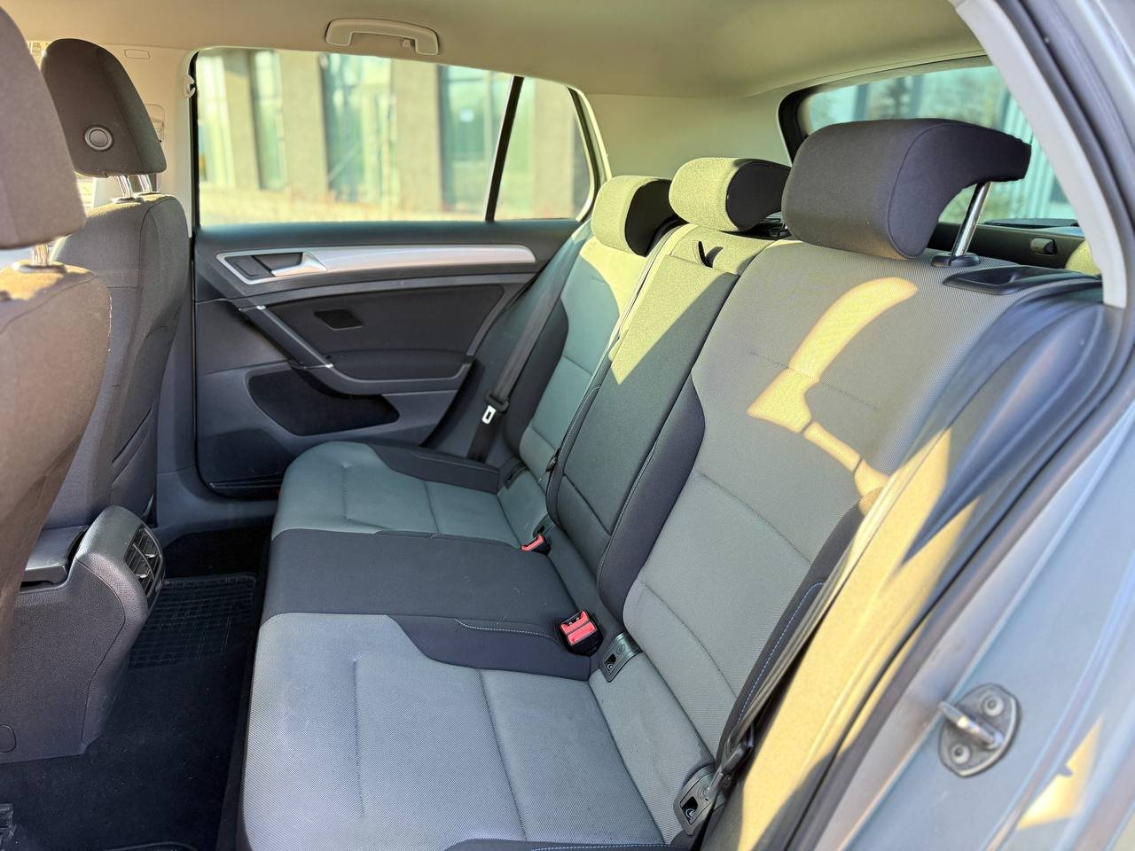 Фото - Volkswagen E-Golf #9