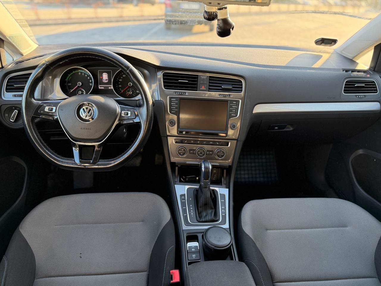 Фото - Volkswagen E-Golf #10