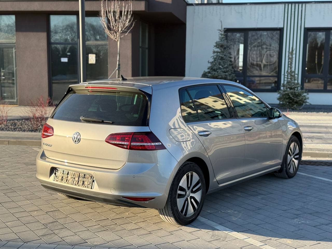Фото - Volkswagen E-Golf #4