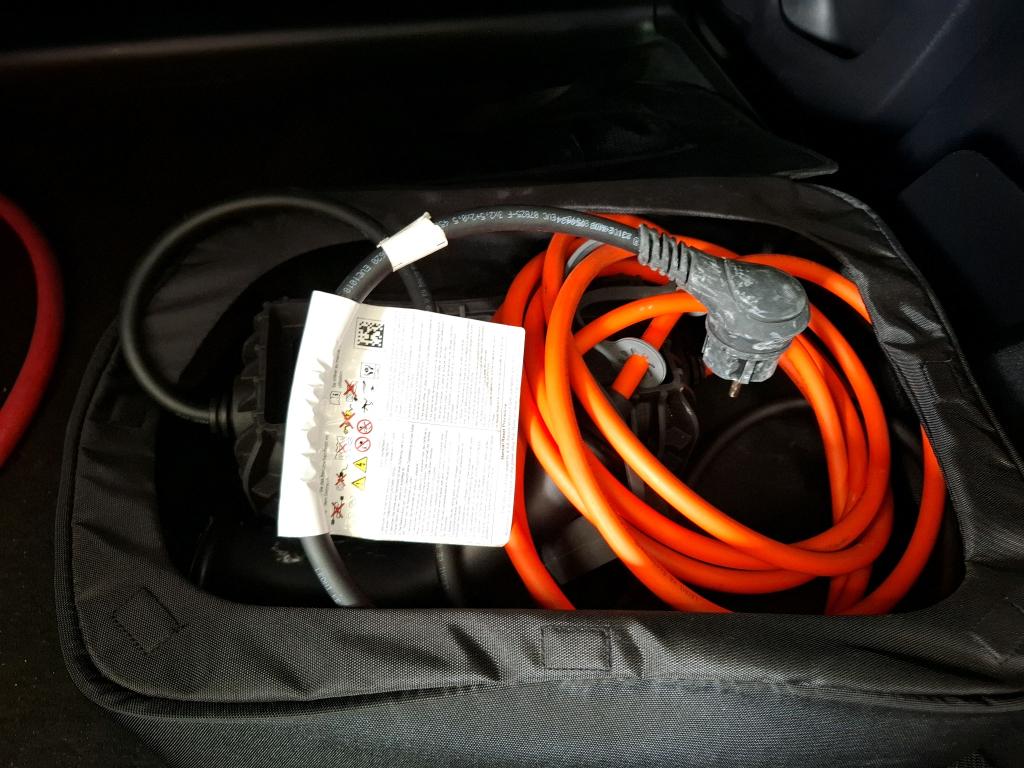 Фото - Peugeot e-208 #9