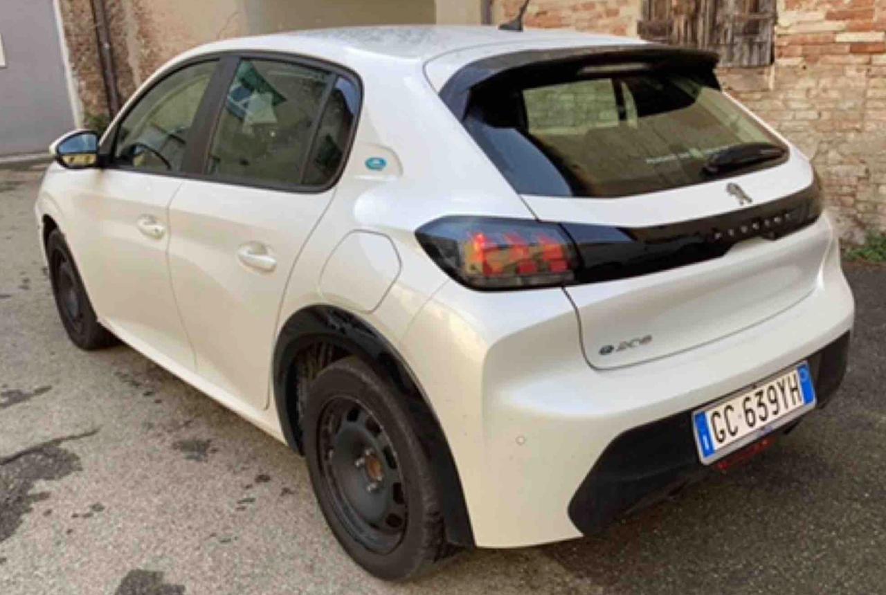 Фото - Peugeot e-208 #3