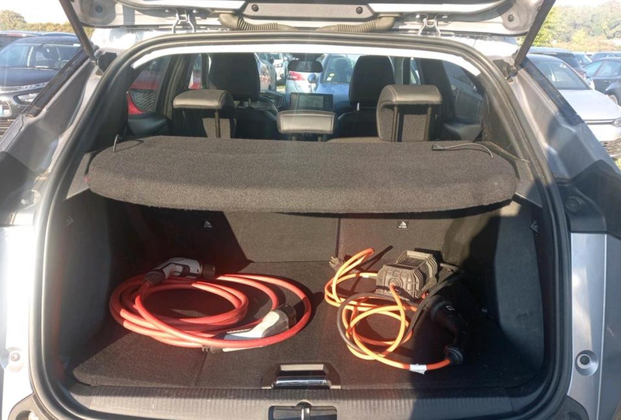 Фото - Peugeot e-2008 #7