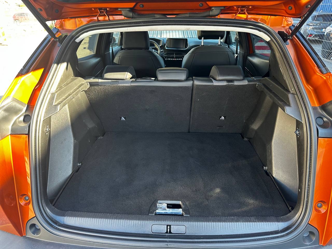 Фото - Peugeot e-2008 #9