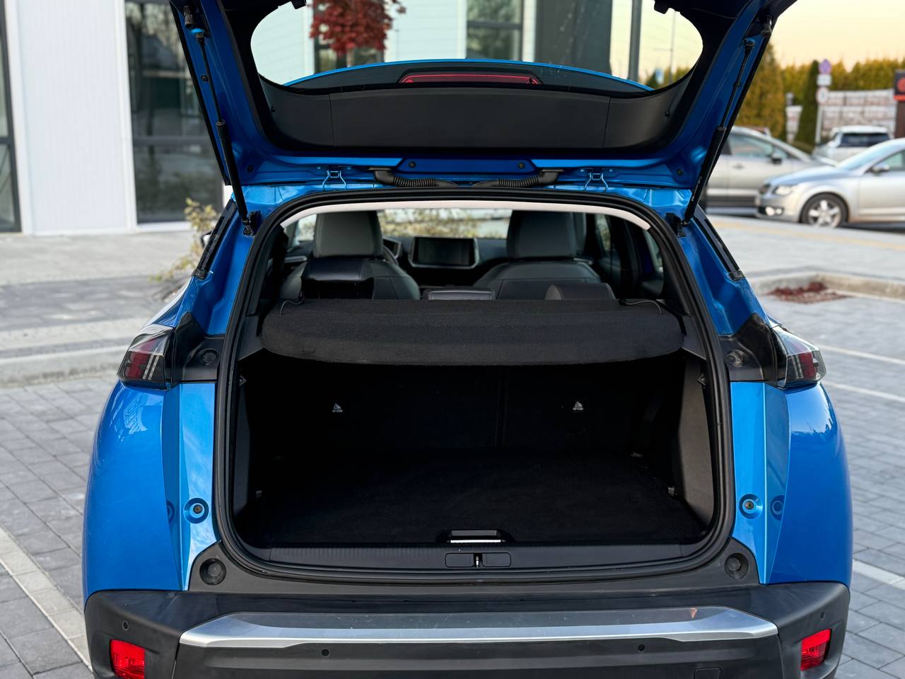 Фото - Peugeot e-2008 #10