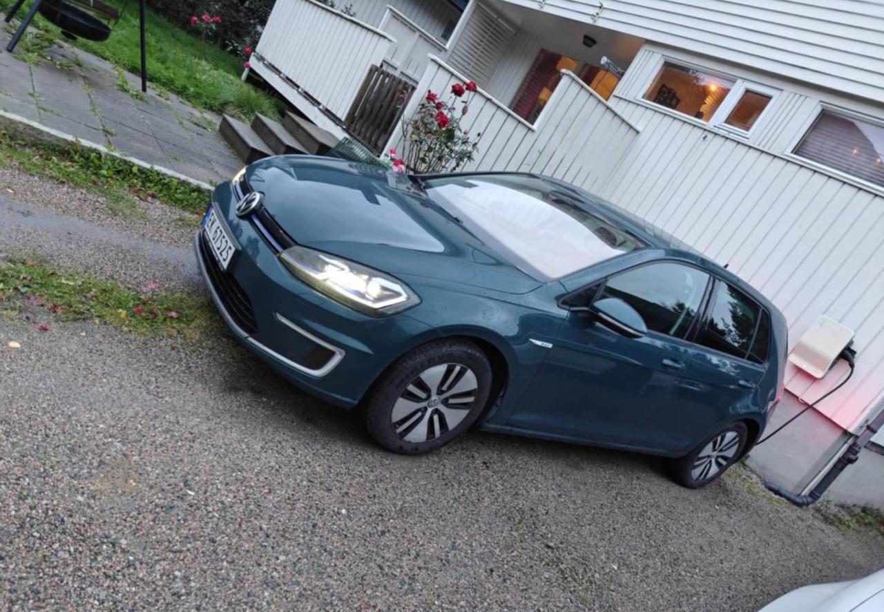 Фото - Volkswagen E-Golf #2