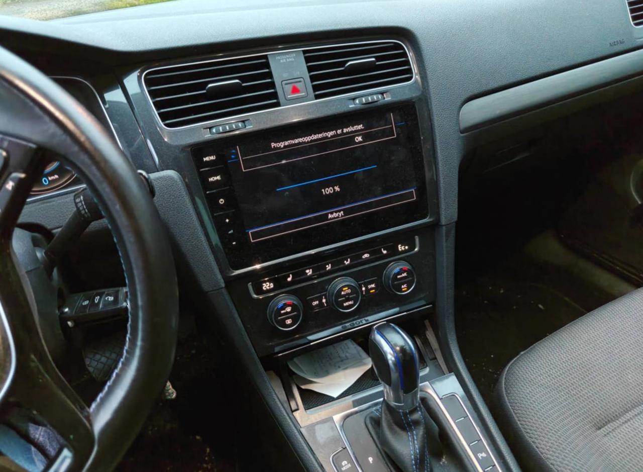 Фото - Volkswagen E-Golf #6