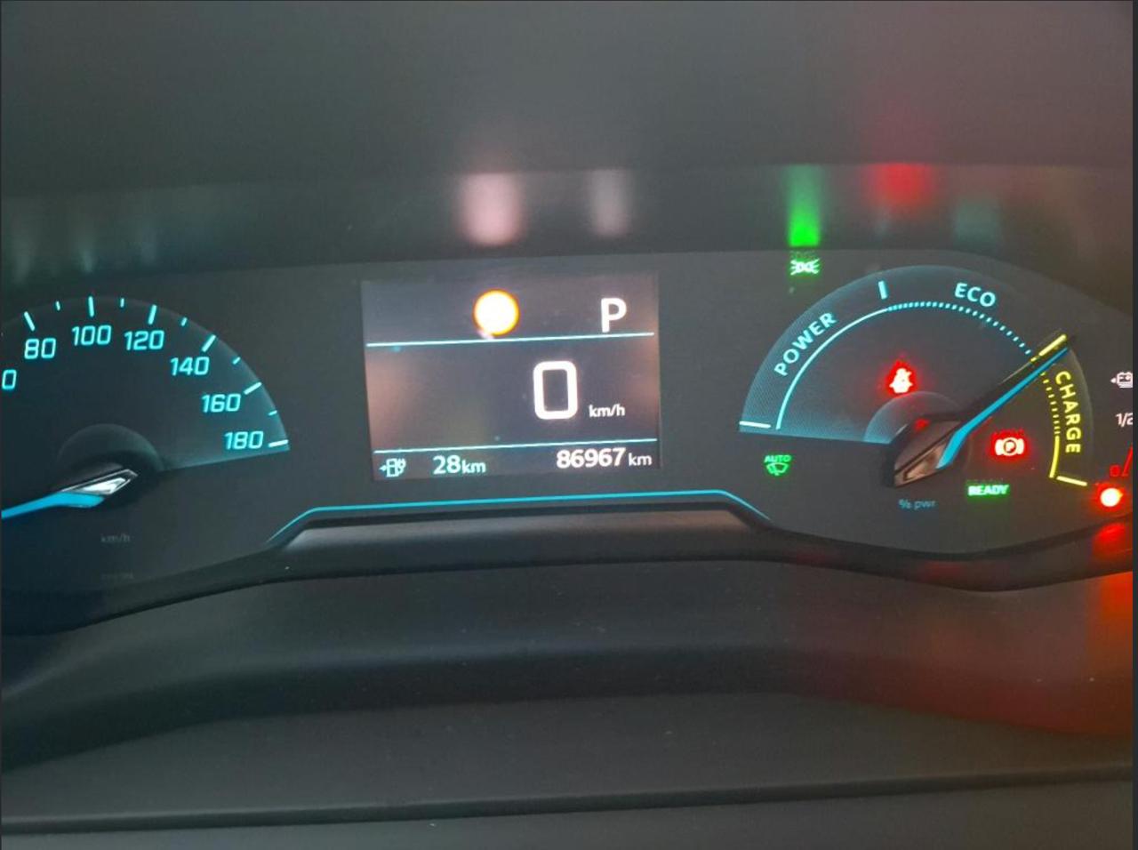 Фото - Peugeot e-2008 #7