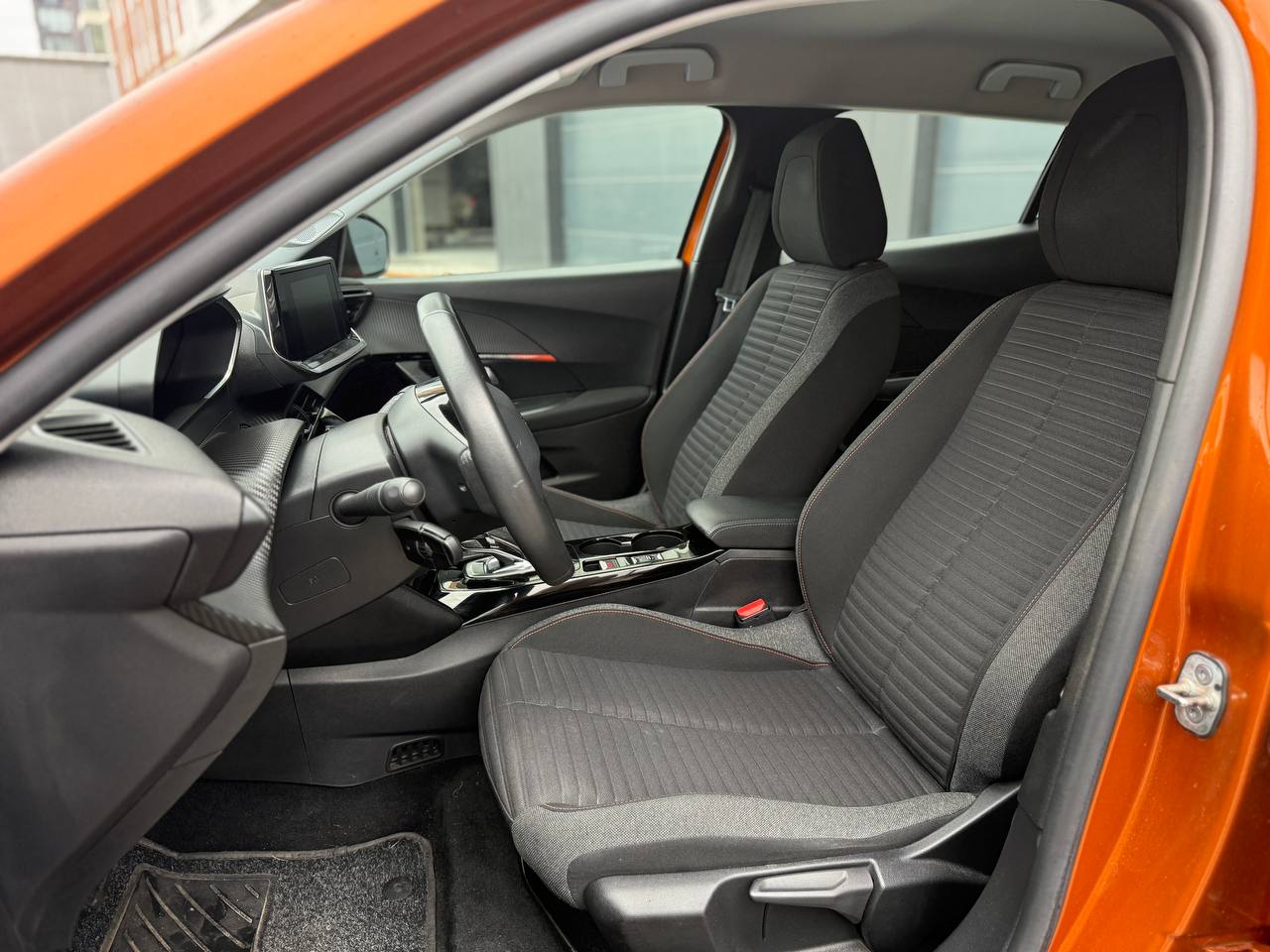 Фото - Peugeot e-2008 #7