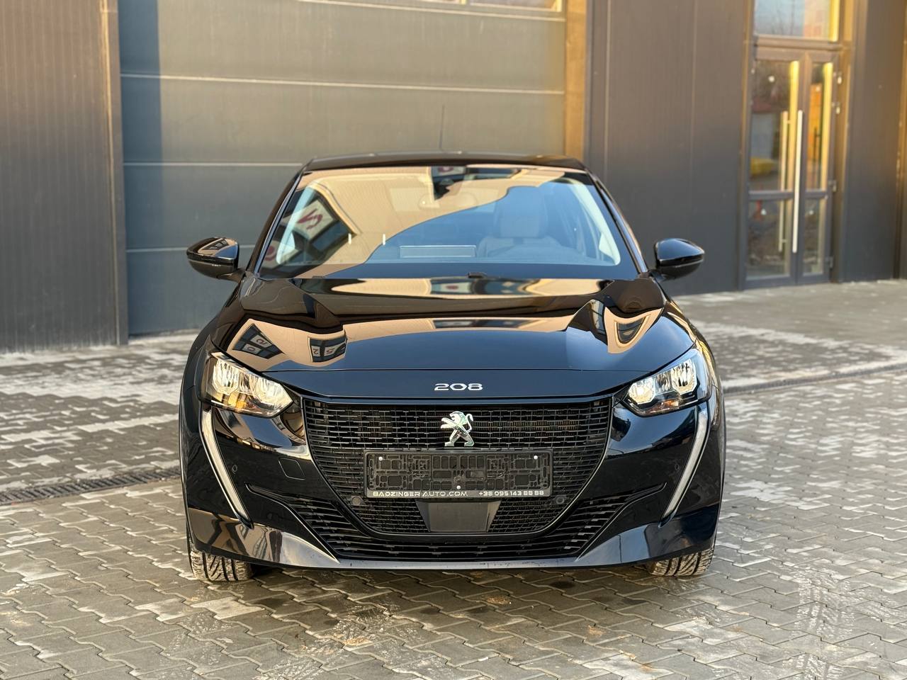 Фото - Peugeot e-208 #3