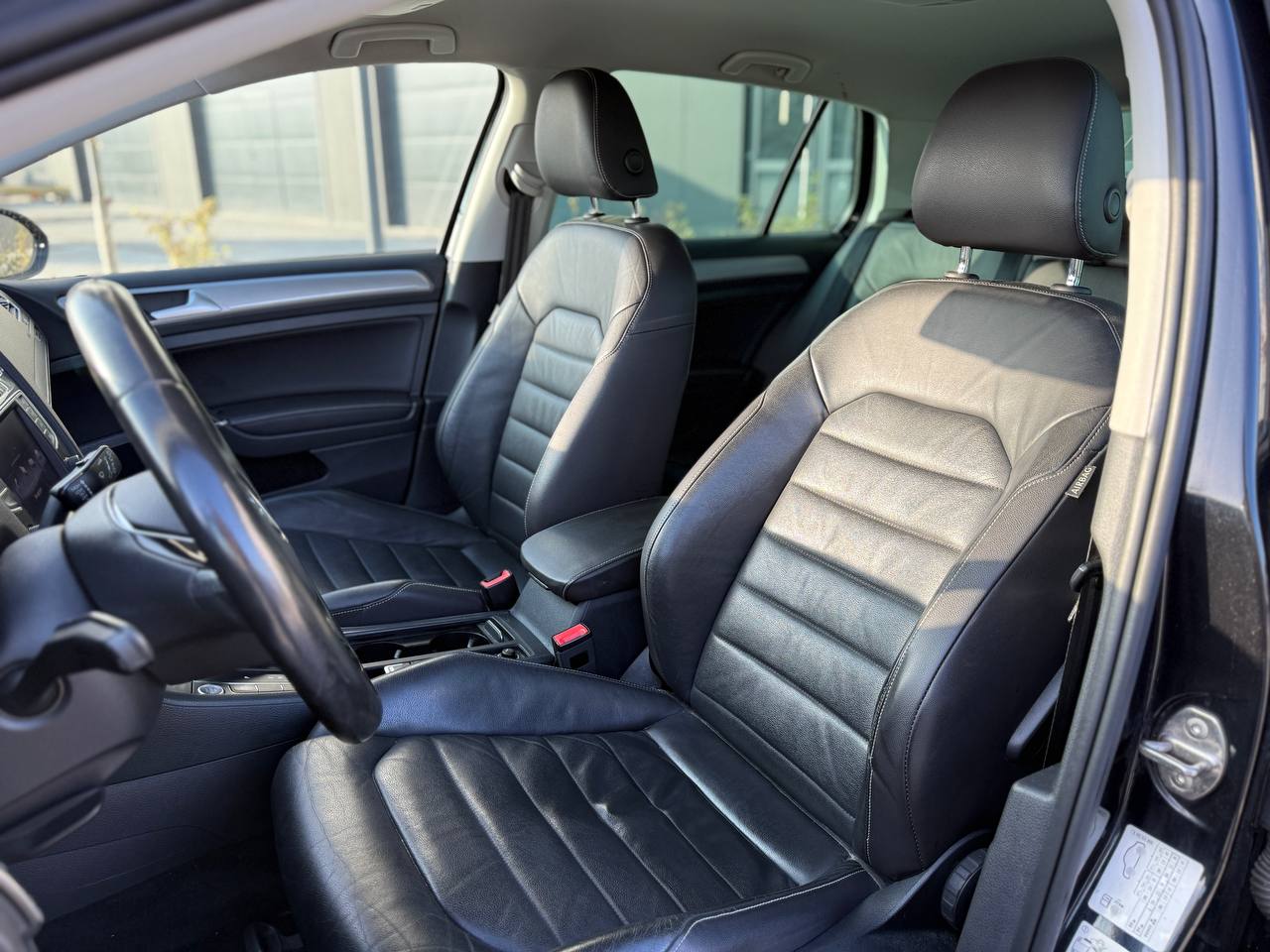 Фото - Volkswagen E-Golf #8