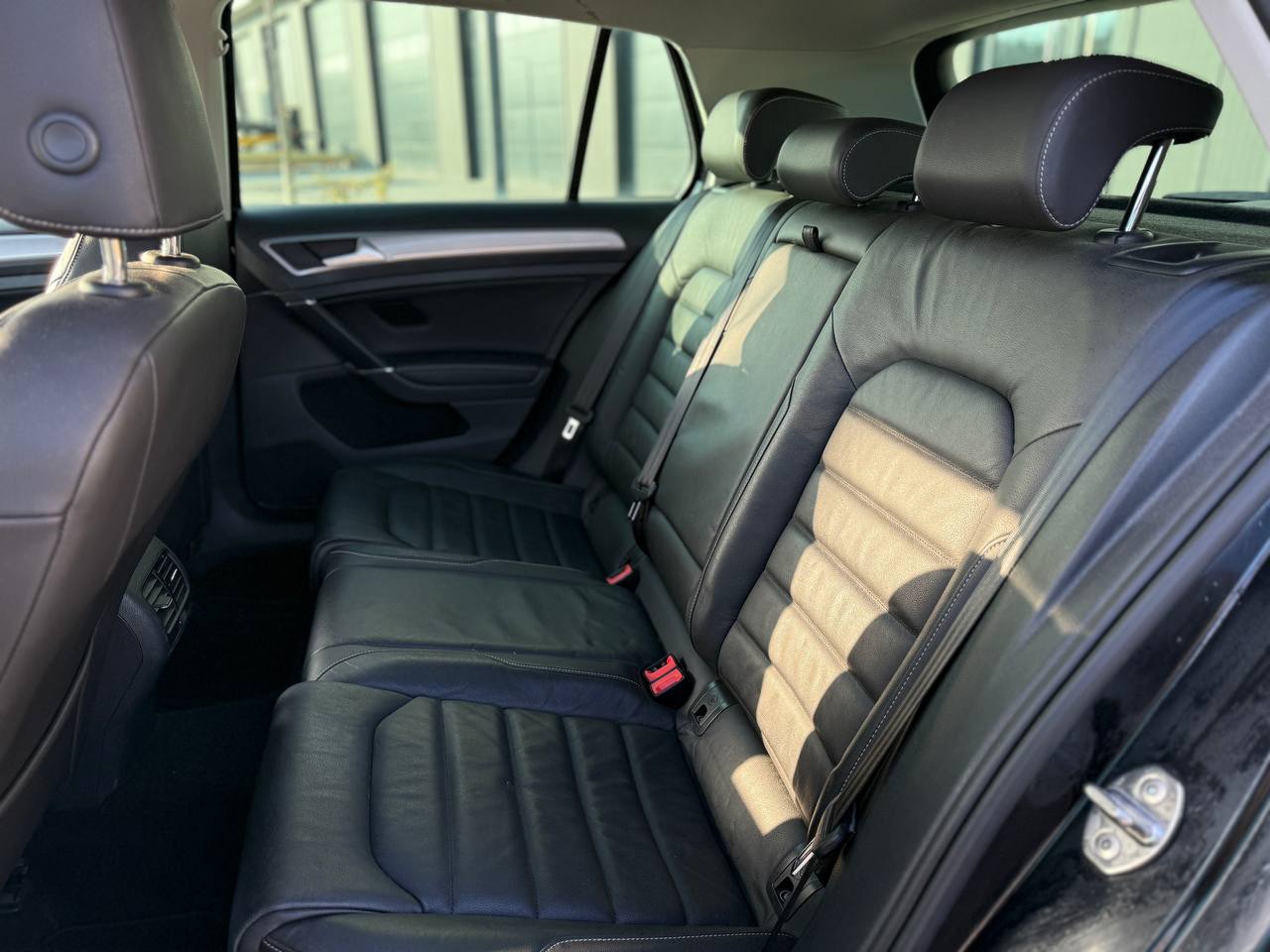 Фото - Volkswagen E-Golf #9