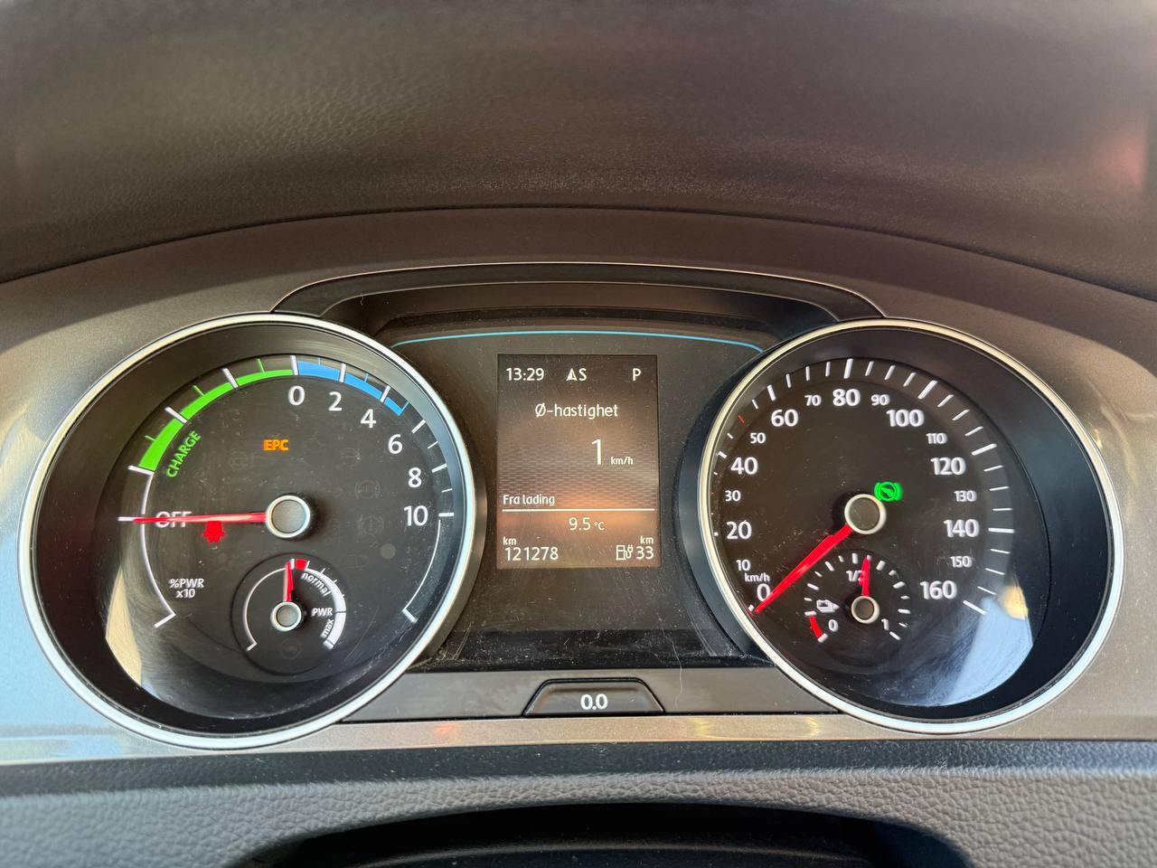 Фото - Volkswagen E-Golf #7