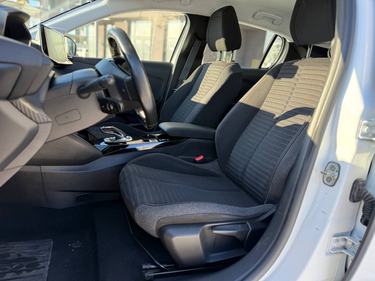 Фото - Peugeot e-208 #7