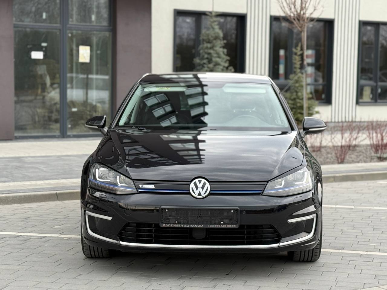 Фото - Volkswagen E-Golf #2