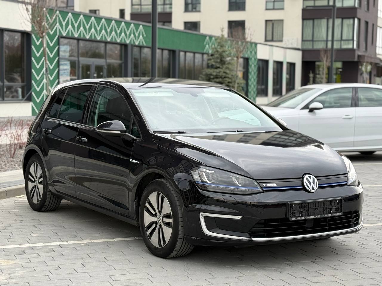 Фото - Volkswagen E-Golf #3