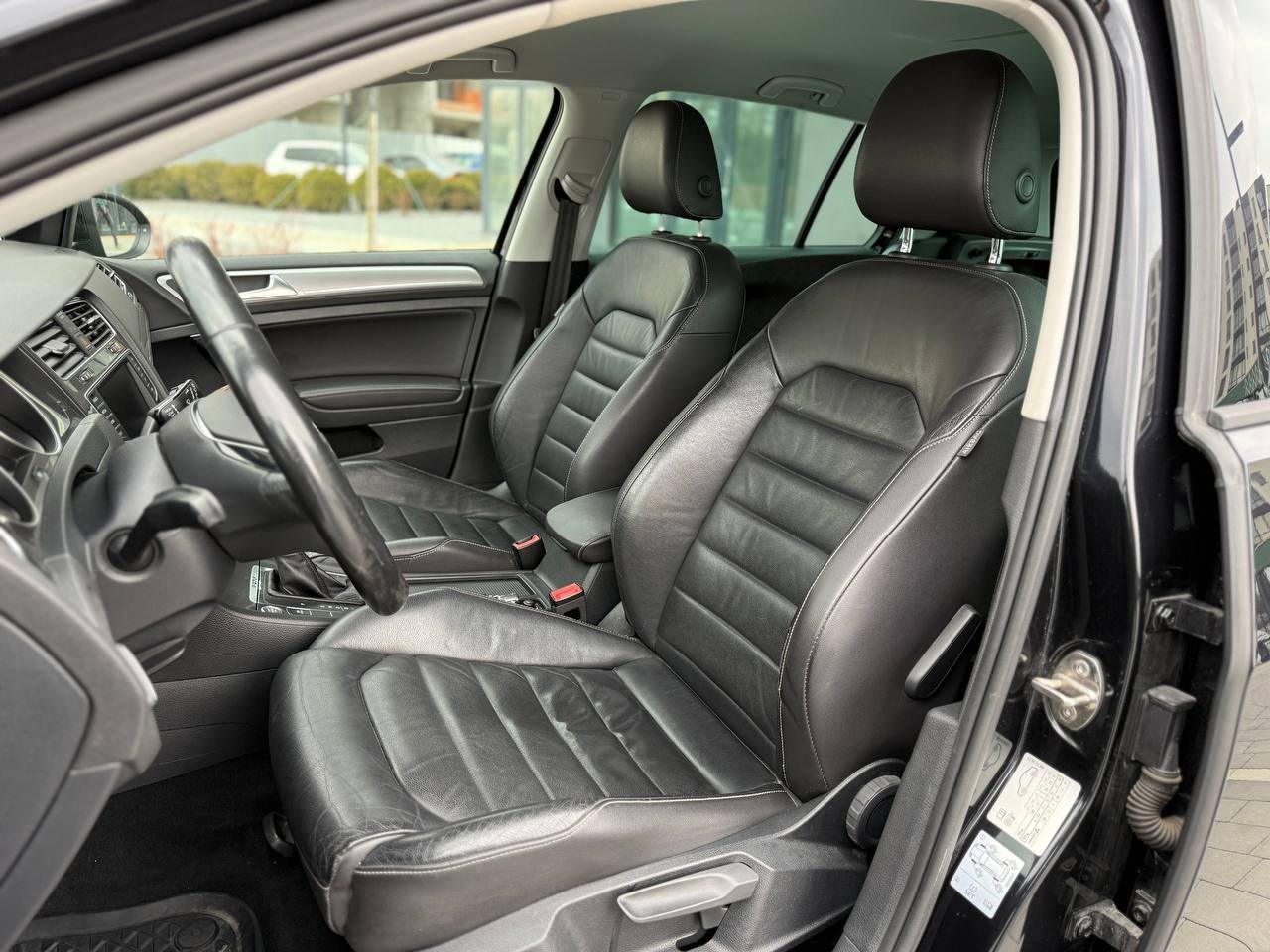 Фото - Volkswagen E-Golf #8