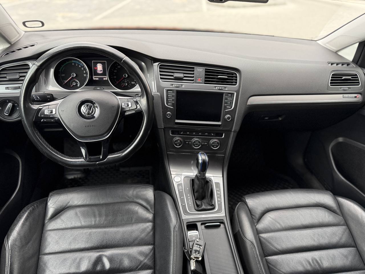 Фото - Volkswagen E-Golf #9