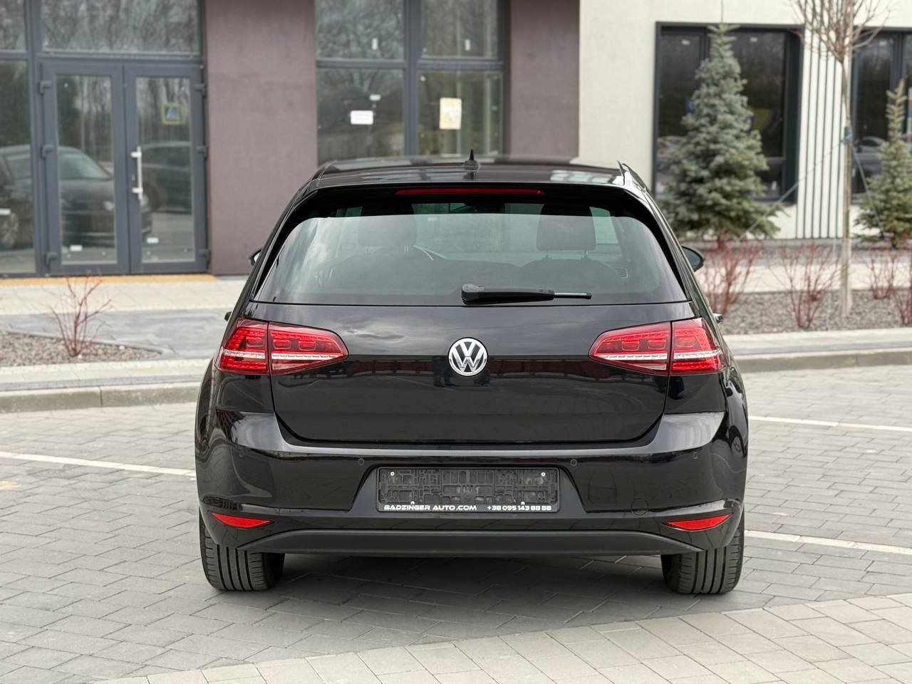 Фото - Volkswagen E-Golf #5