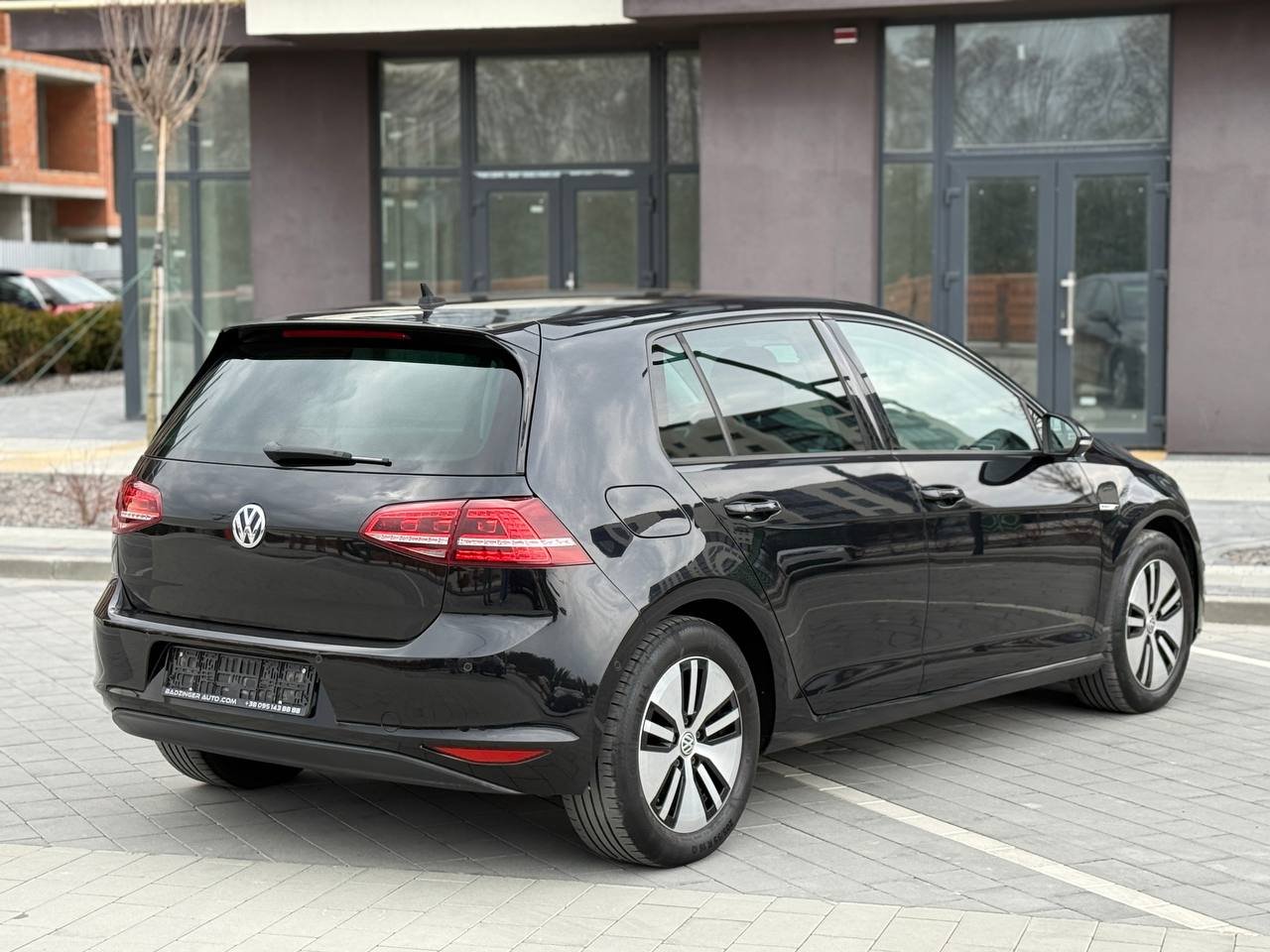 Фото - Volkswagen E-Golf #6