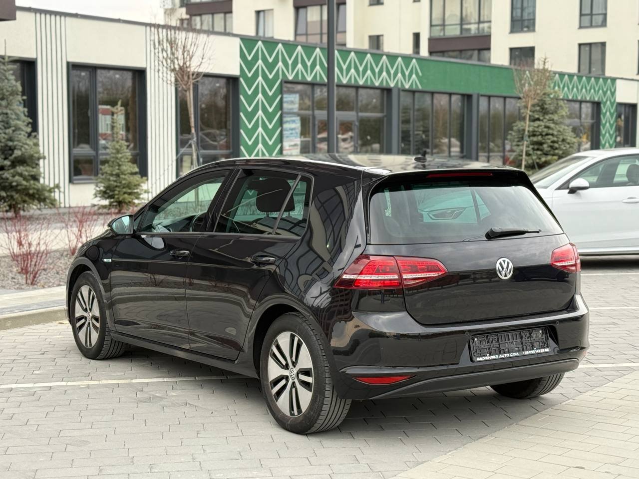 Фото - Volkswagen E-Golf #4