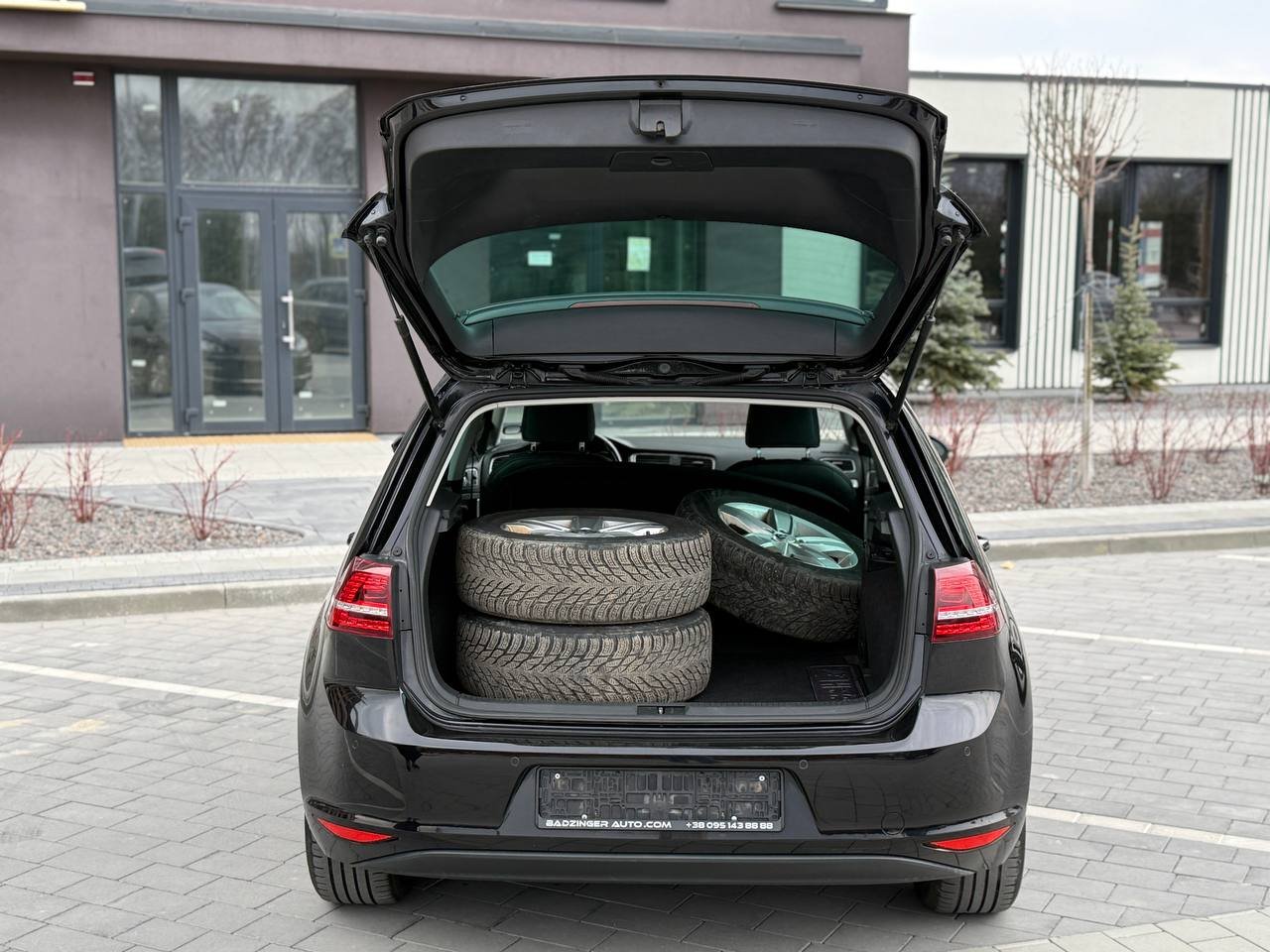 Фото - Volkswagen E-Golf #10