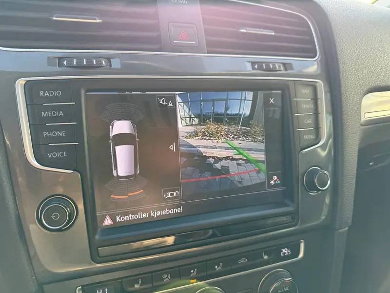 Фото - Volkswagen E-Golf #11