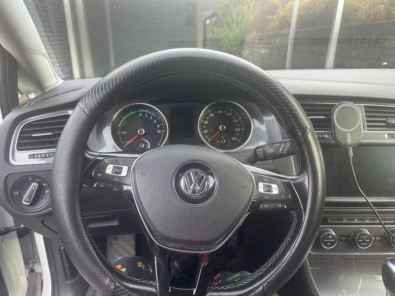 Фото - Volkswagen E-Golf #3