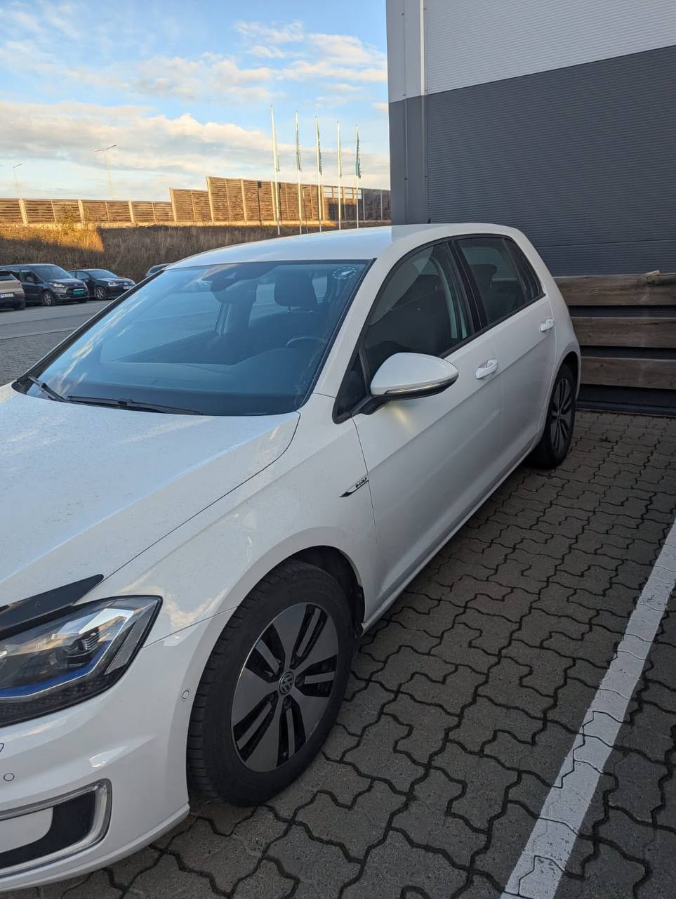 Фото - Volkswagen E-Golf #2