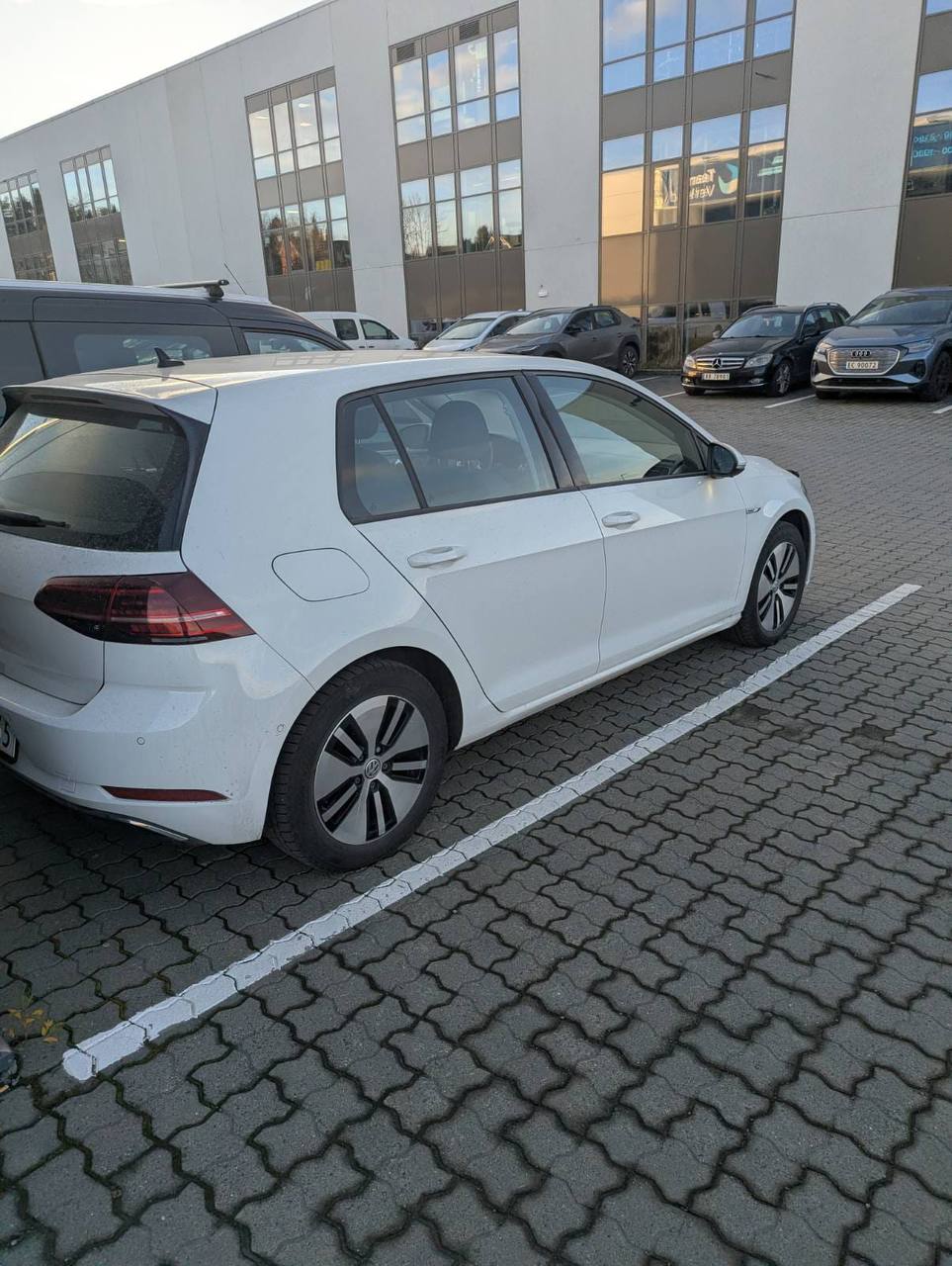 Фото - Volkswagen E-Golf #3