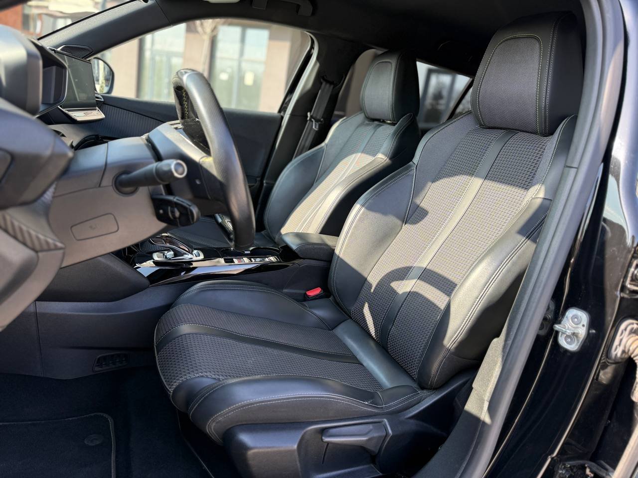 Фото - Peugeot e-2008 #9