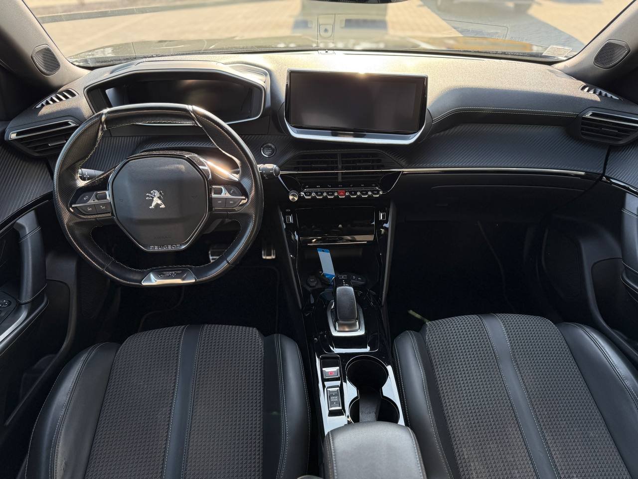 Фото - Peugeot e-2008 #8