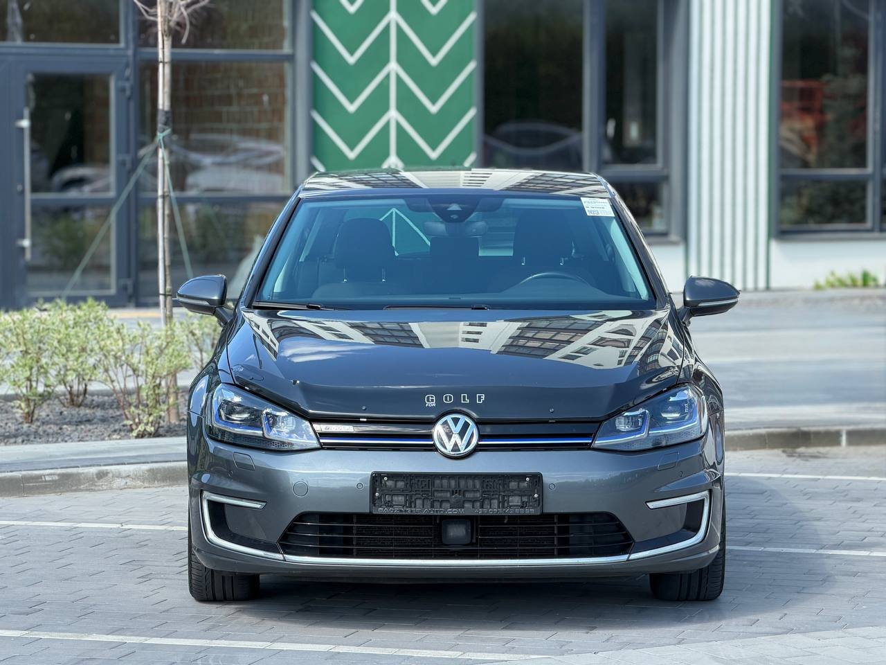 Фото - Volkswagen E-Golf #2